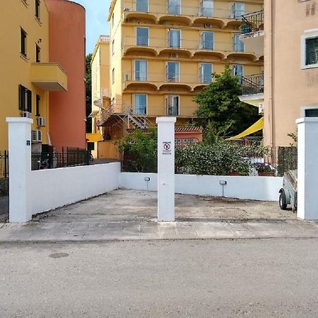 The Bluehouse - Spacious Top Floor Flat With Parking, By Mon Repos Beach Corfu  Exteriér fotografie